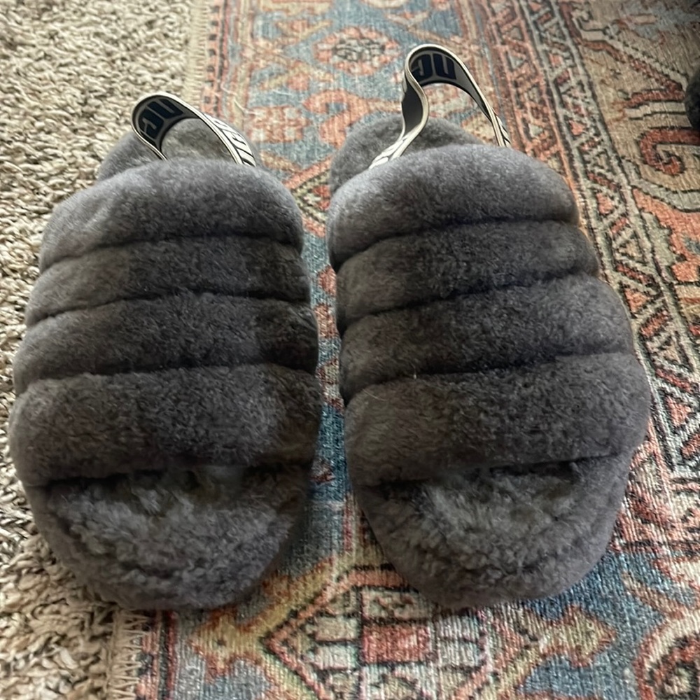 Ugg Fluff Yeah size 6